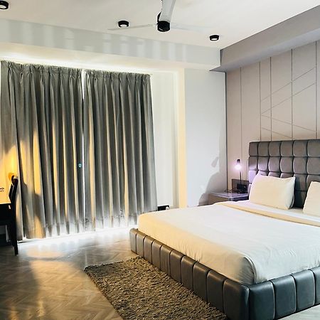 Bedchambers Serviced Apartments, Mg Road Гургаон Екстериор снимка