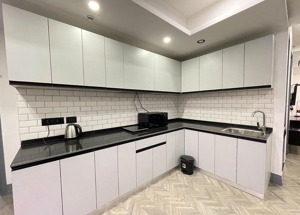 Bedchambers Serviced Apartments, Mg Road Гургаон Екстериор снимка