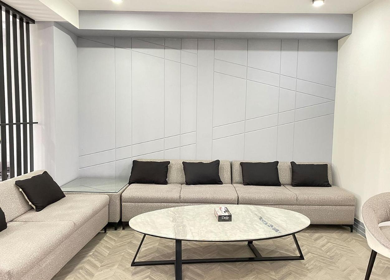 Bedchambers Serviced Apartments, Mg Road Гургаон Екстериор снимка