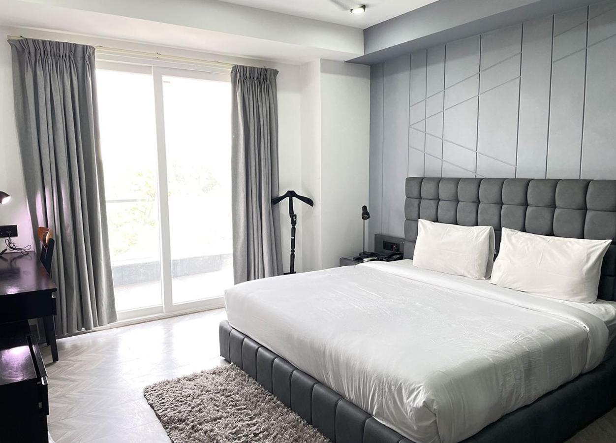 Bedchambers Serviced Apartments, Mg Road Гургаон Екстериор снимка