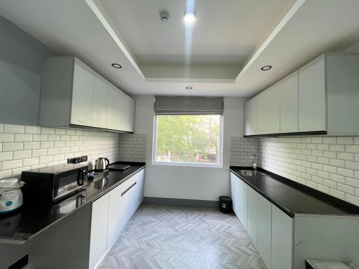 Bedchambers Serviced Apartments, Mg Road Гургаон Екстериор снимка