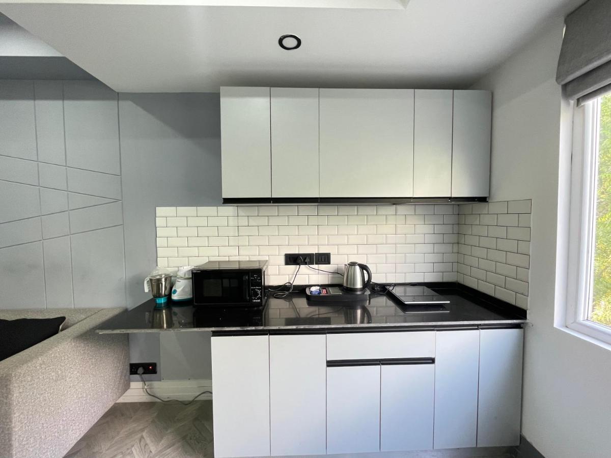 Bedchambers Serviced Apartments, Mg Road Гургаон Екстериор снимка