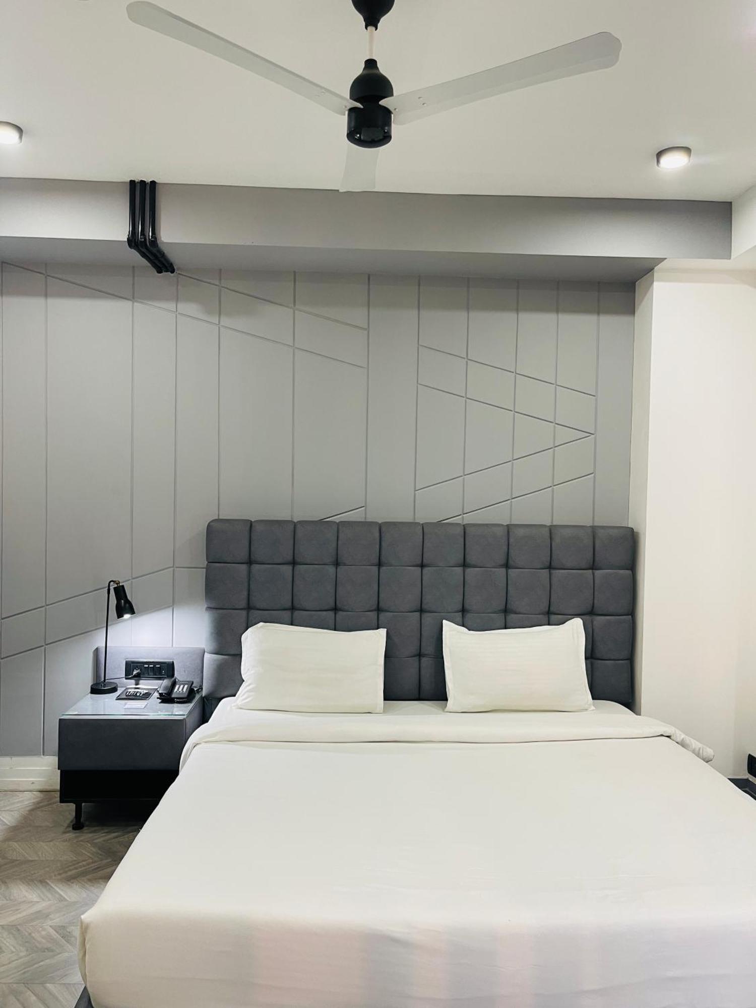 Bedchambers Serviced Apartments, Mg Road Гургаон Екстериор снимка