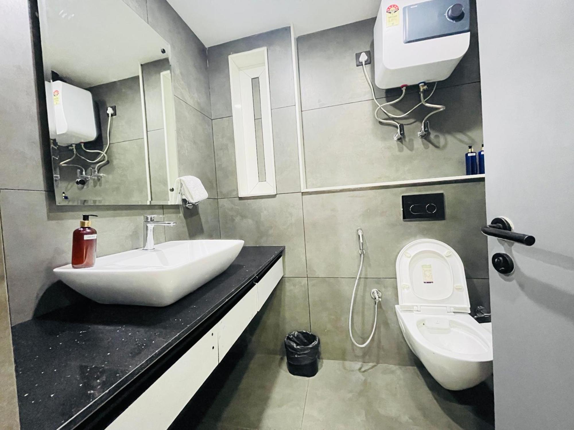 Bedchambers Serviced Apartments, Mg Road Гургаон Екстериор снимка