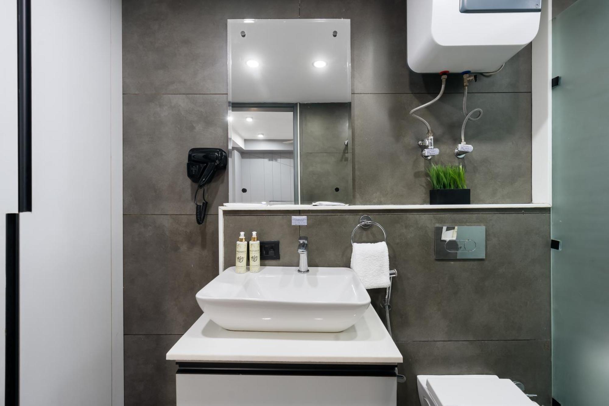 Bedchambers Serviced Apartments, Mg Road Гургаон Екстериор снимка
