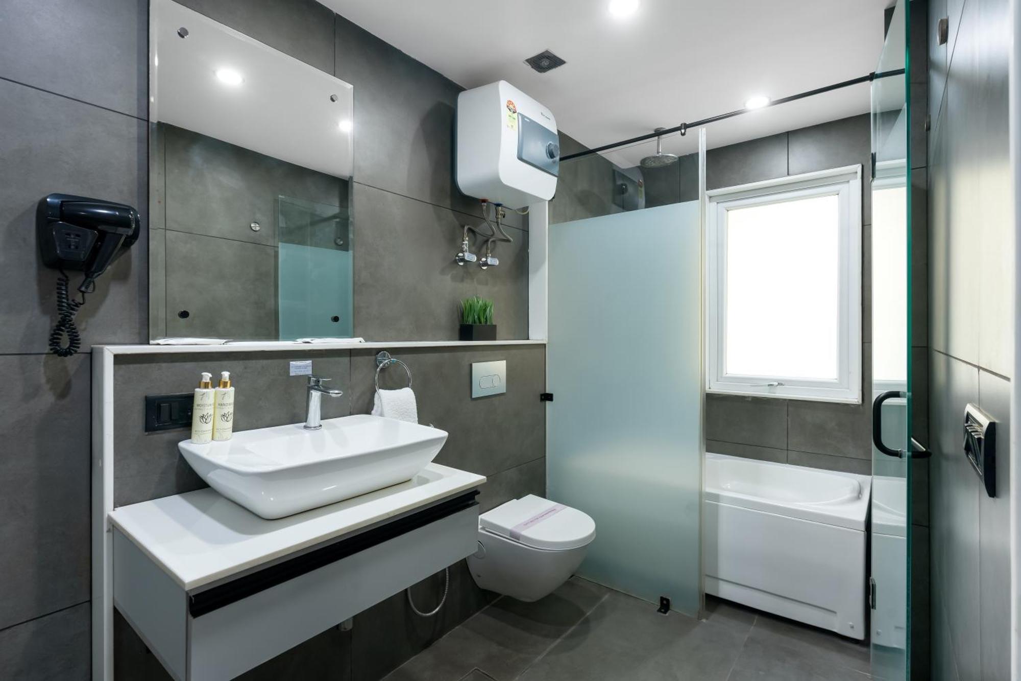 Bedchambers Serviced Apartments, Mg Road Гургаон Екстериор снимка