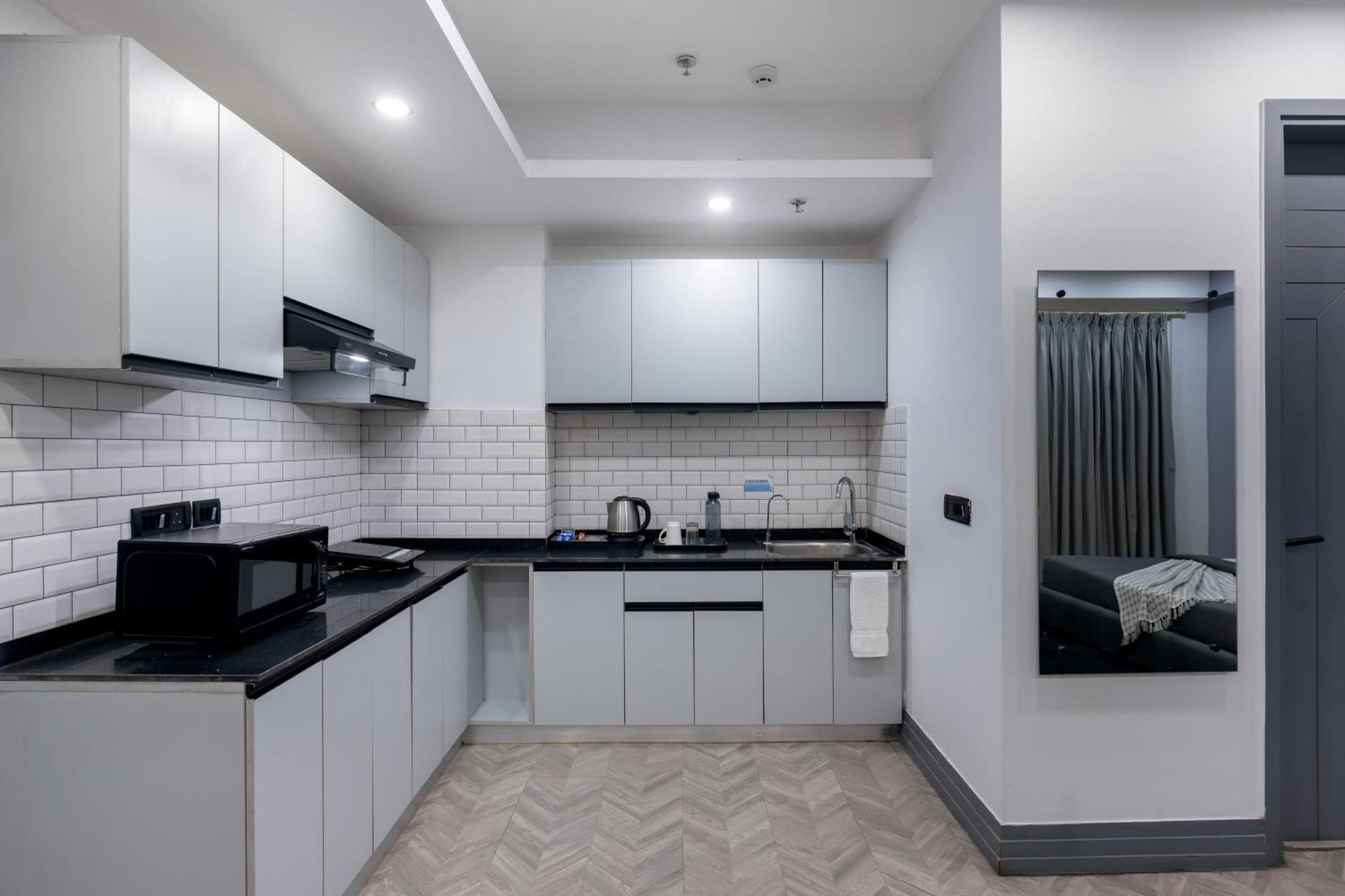 Bedchambers Serviced Apartments, Mg Road Гургаон Екстериор снимка